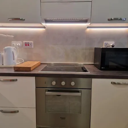 Valletta Is 5 Minute Ferry Ride Away - Sunny Apartment Sliema