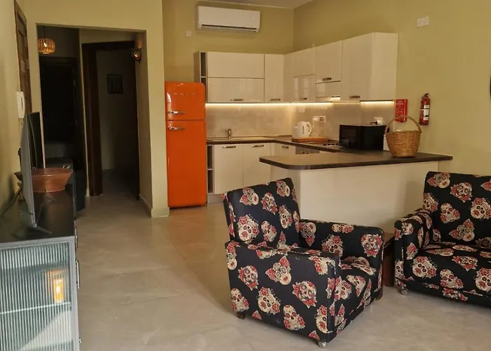 Valletta Is 5 Minute Ferry Ride Away - Sunny Apartment