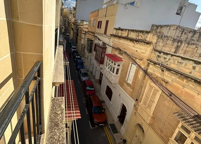 Valletta Is 5 Minute Ferry Ride Away - Sunny Lejlighed