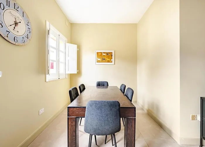 Valletta Is 5 Minute Ferry Ride Away - Sunny Apartment *