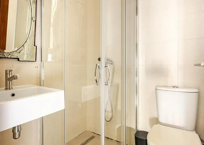 Valletta Is 5 Minute Ferry Ride Away - Sunny Apartment