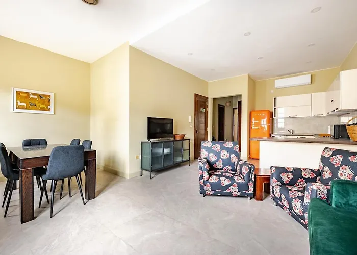 Valletta Is 5 Minute Ferry Ride Away - Sunny Apartment