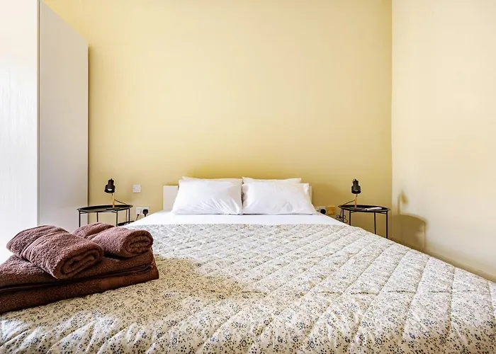 Valletta Is 5 Minute Ferry Ride Away - Sunny Apartment *