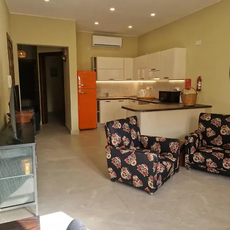 Valletta Is 5 Minute Ferry Ride Away - Sunny Appartement