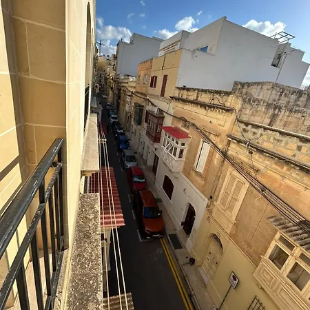 Valletta Is 5 Minute Ferry Ride Away - Sunny Appartement
