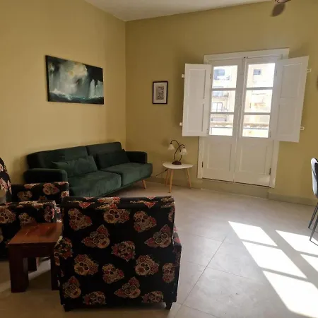 Valletta Is 5 Minute Ferry Ride Away - Sunny Appartement *