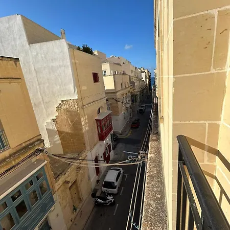 Valletta Is 5 Minute Ferry Ride Away - Sunny * Слима