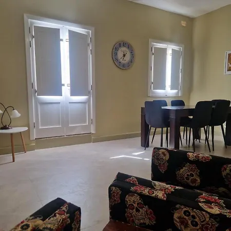 Valletta Is 5 Minute Ferry Ride Away - Sunny Appartement