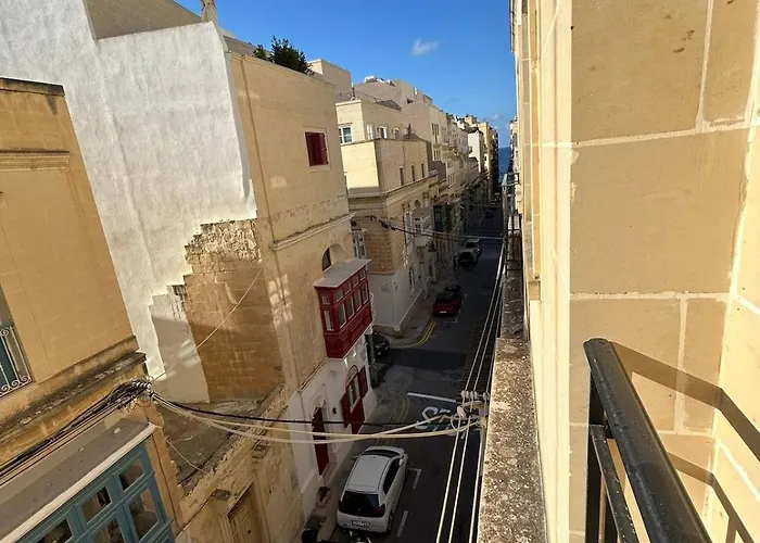 Valletta Is 5 Minute Ferry Ride Away - Sunny * 斯利马